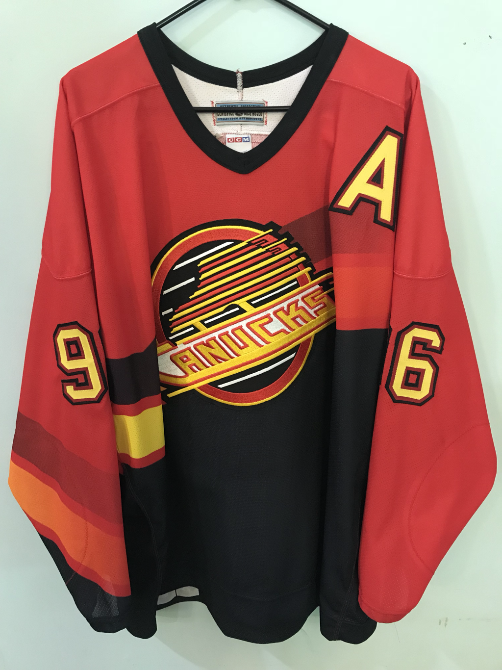 canucks red jersey